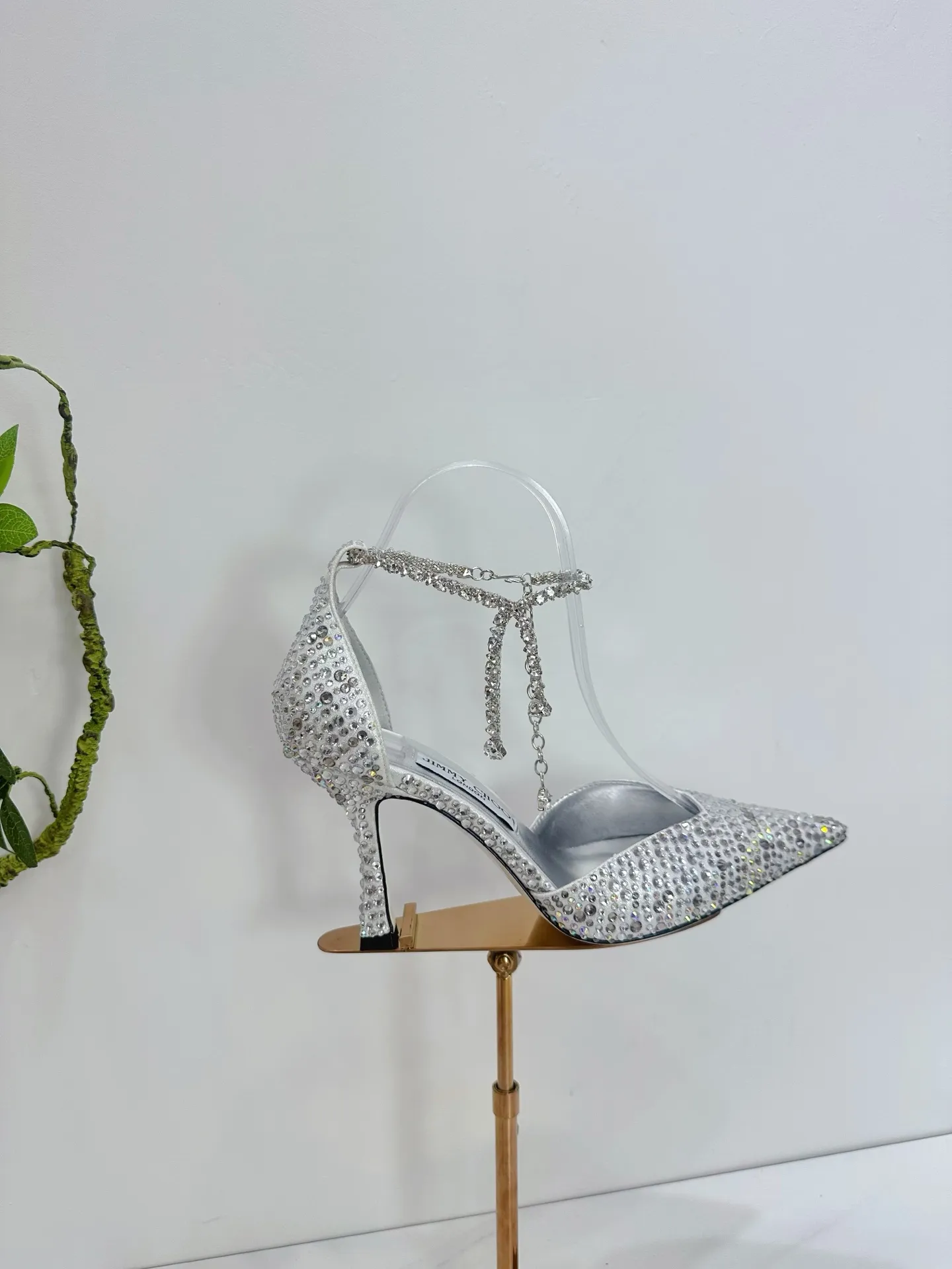 👟👟Ex-factory price 820👟👟 JIMMY CHOO (Jimmy CHOO) 💝💝💝 is a very comprehensive noble fashion lifestyle brand, with a series of women's high-heeled, medium-heeled, flat-heeled sandals with the same strap from major fashion bloggers and celebrities in Hong Kong and the United States.  The Australian pointed toe, round toe and square toe series are simply beautiful. Fall in love with elegance and playful sense of the future. Just by looking at them, you want to own them immediately, but you can really think about a pair of exquisite high heels~~~~~~~~~~~~~~~~~ 💝This series is specially designed for extraordinary and indifferent ladies, thus creating a unique overall effect, Jimmy Choo Design products that inspire women to move forward and show their charm💝💝💝 1⃣️Material: Imported silk hot diamond 2⃣️Inner: Imported Italian lambskin, super soft and delicate 3⃣️Outsole: Imported Italian original original color genuine leather injection molded outsole Heel height 8.5 4⃣️Code number: 35 to 39 (34.40.41.42. Customized)